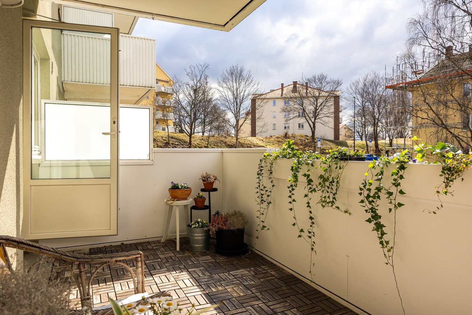 Ønsker du ytterligere uteplass, finnes det grøntområder i direkte tilknytning til blokkene med sittegrupper som kan benyttes til sosiale sammenkomster. Galleribilde