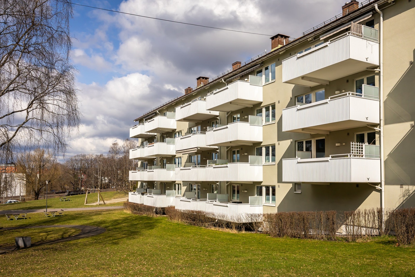 Sykkelparkering finnes i fellesareal i kjeller, med mulighet for leie av plass i garasje eller sykkelskur etter venteliste. P-plasser i Bergljots vei etter venteliste. Kommunale ladeplasser tilgjengelig. Galleribilde