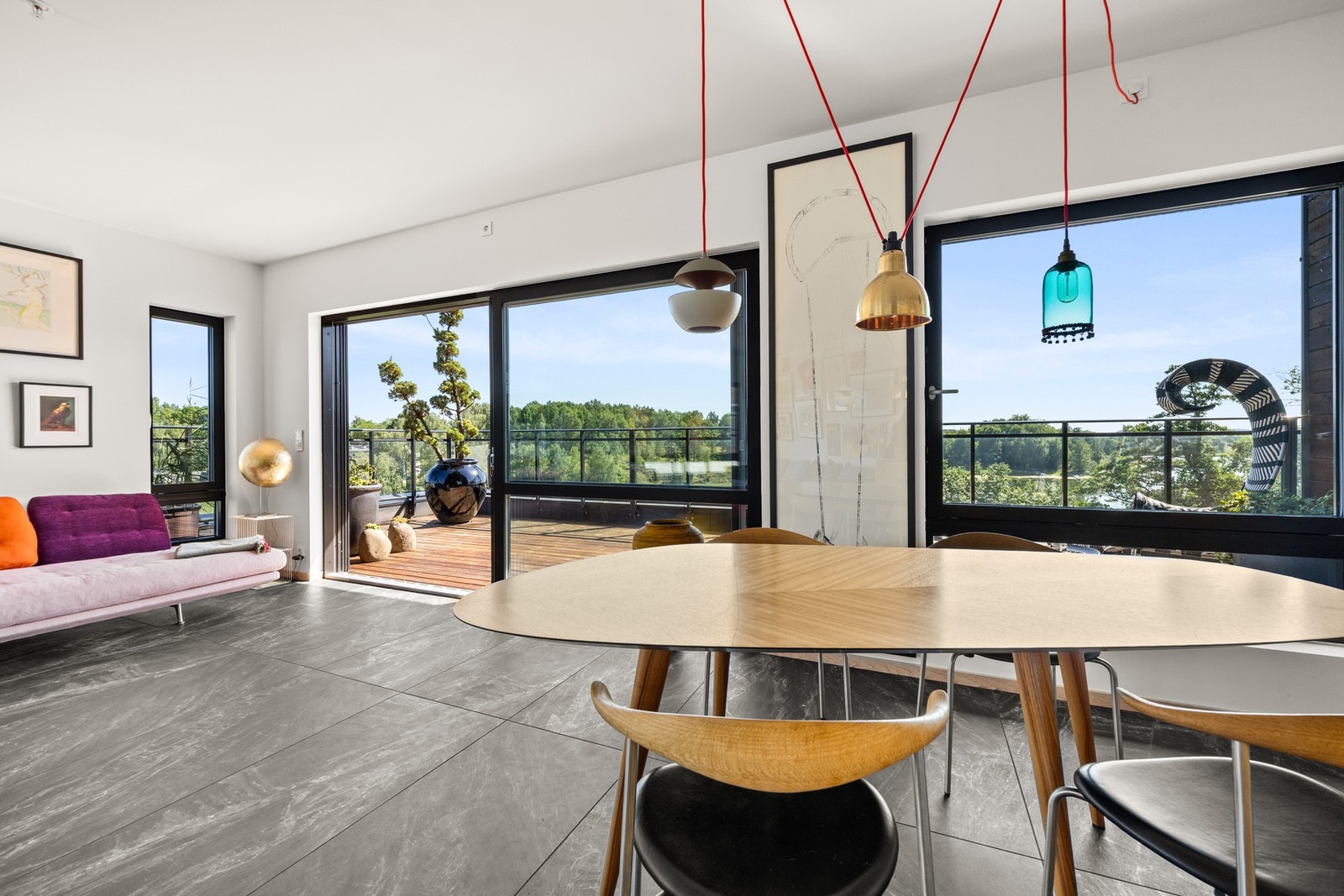 Stuen er lys og romslig takket være store vindusflater som som strekker seg langs nesten hele veggen. Galleribilde