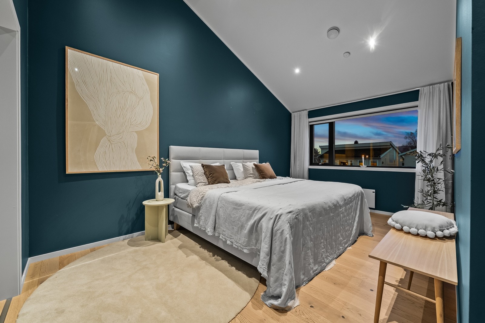 Hovedsoverom med en suite-løsning, walk-in closet og eget bad, gjennomført og harmonisk uttrykk med god takhøyde. Galleribilde