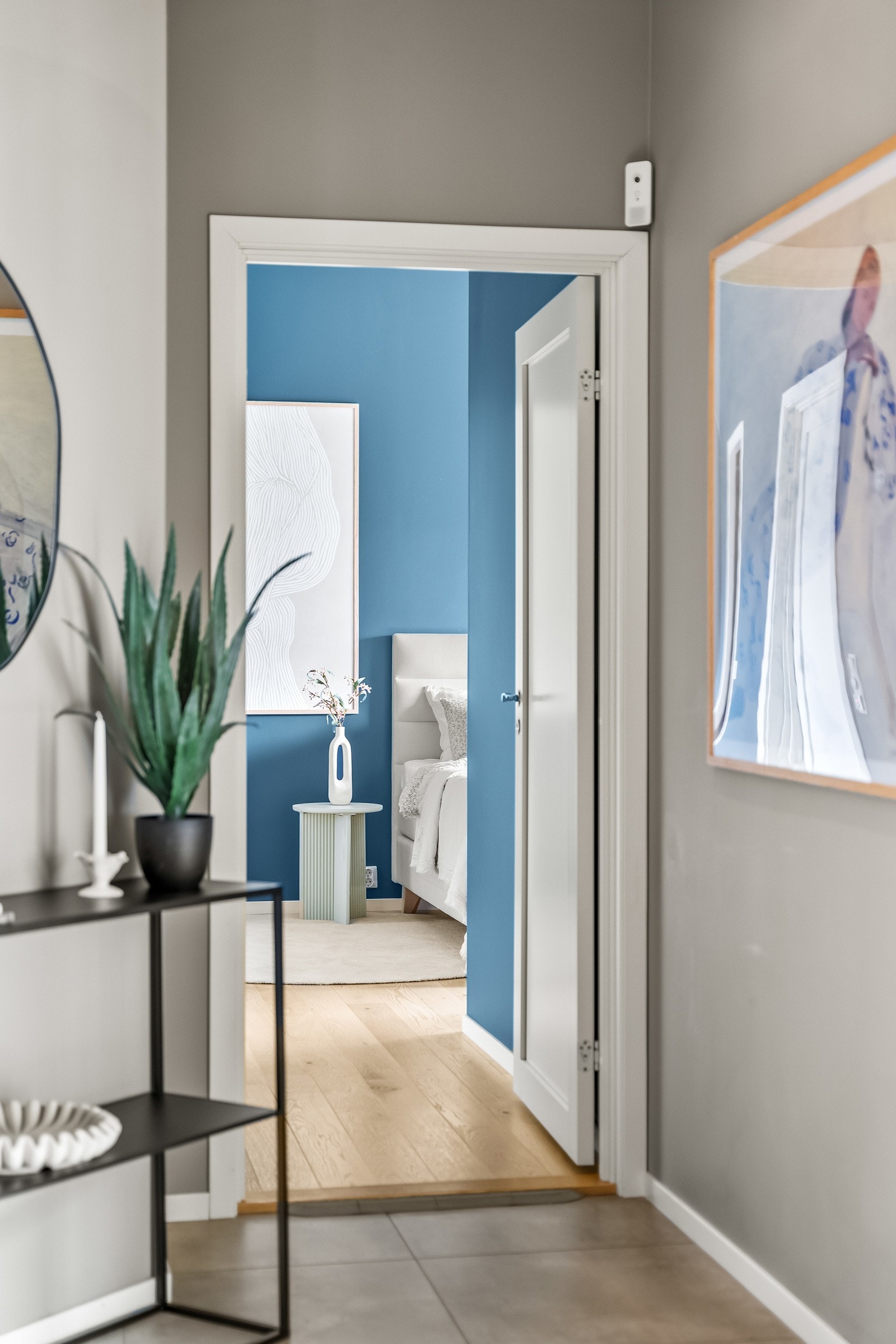 Velkommen inn til hovedsoveromet som har en en-suit løsning med soverom, bad og garderobe. Galleribilde