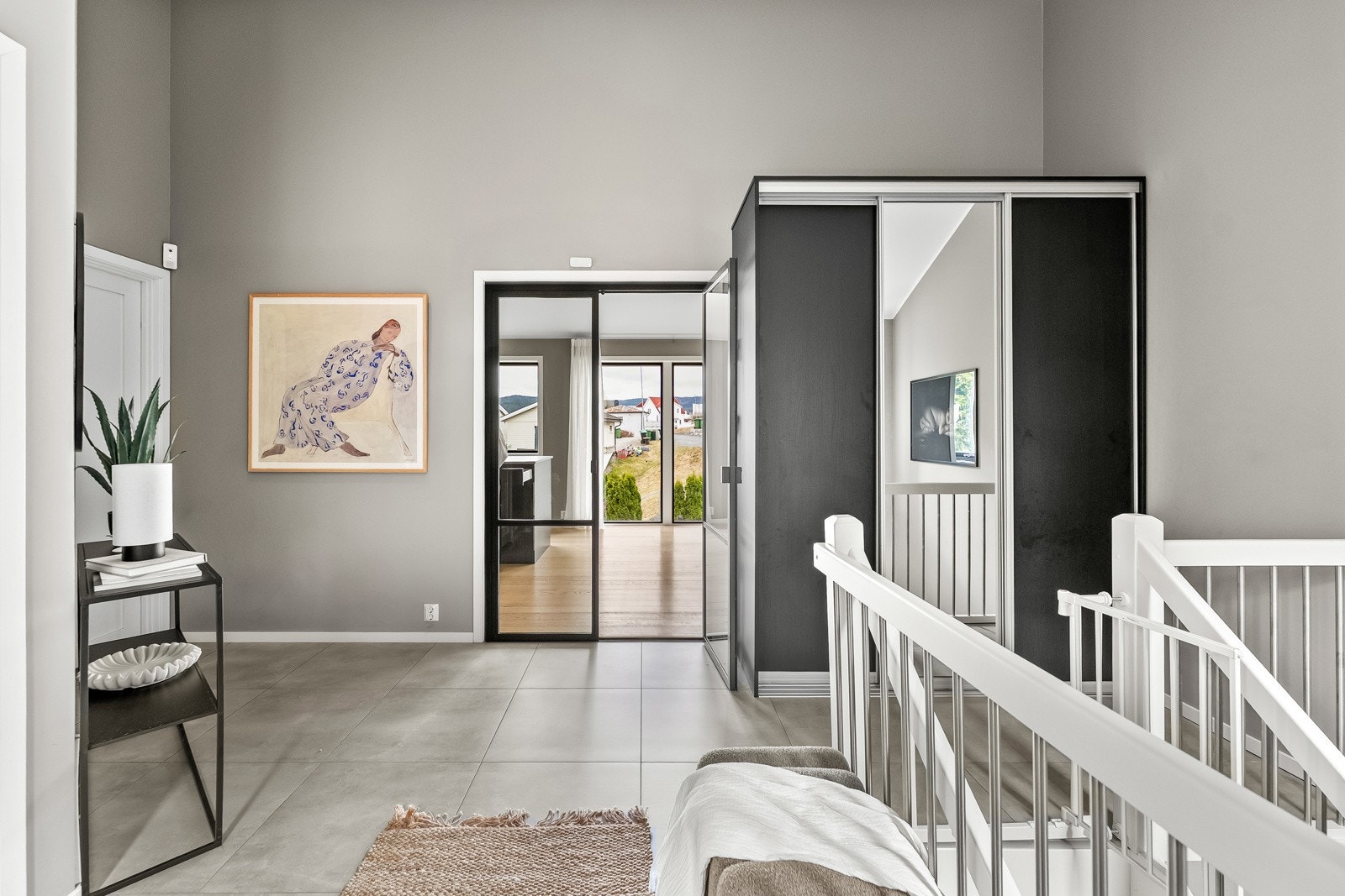 Entré/hall med flislagt gulv, gulvvarme og god plass til garderobeløsning, som gir et ryddig og praktisk førsteinntrykk. Galleribilde