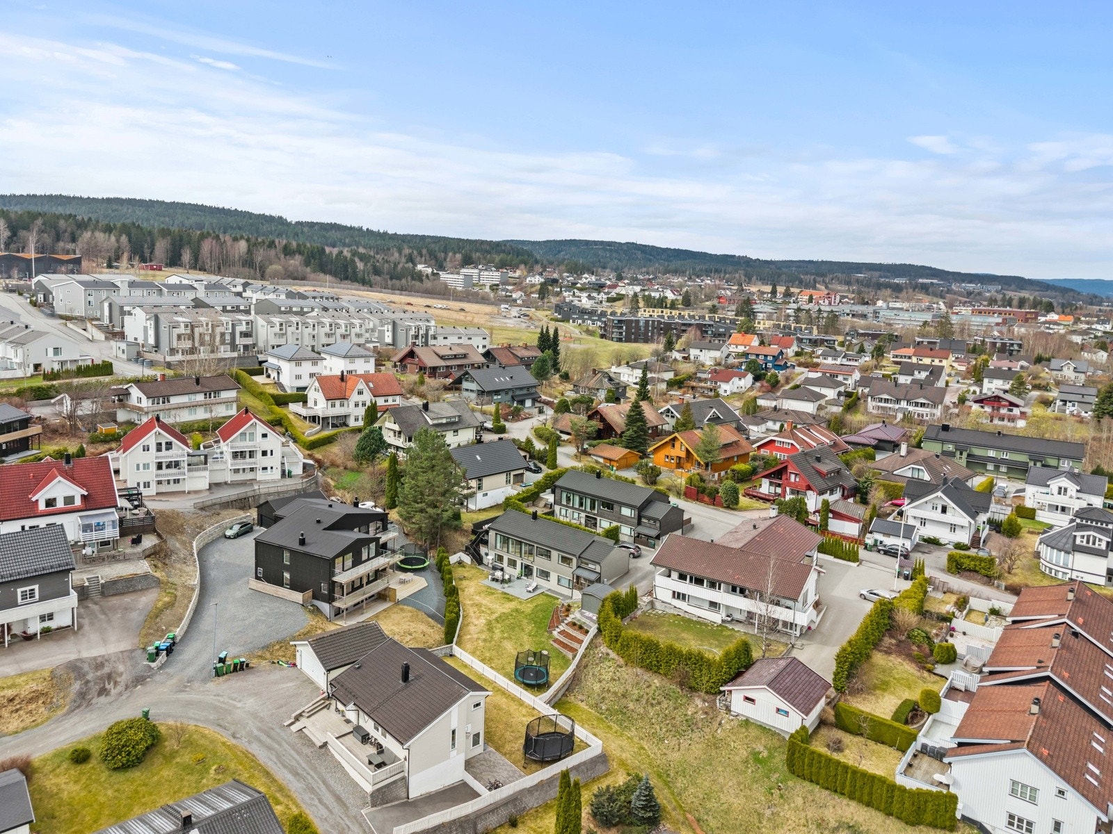 Eiendommen ligger i et etablert og barnevennlig boligområde med nærhet til skoler, barnehager og gode servicetilbud. Galleribilde