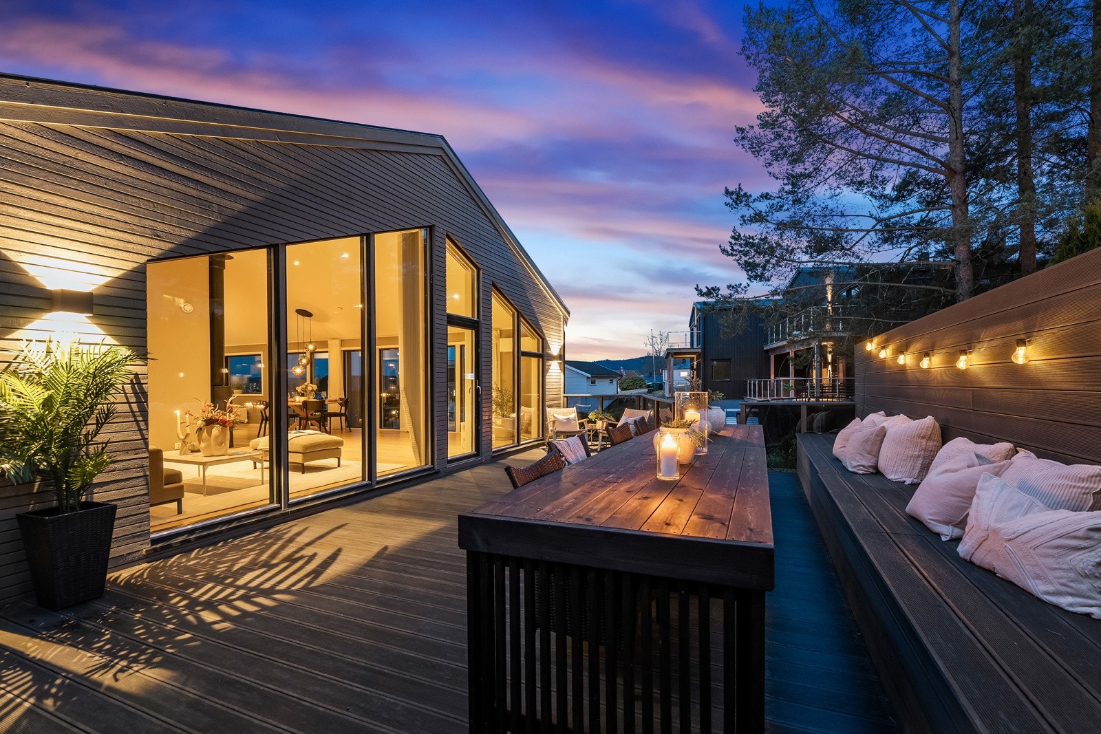 Terrasse med rikelig plass til både spisegruppe og lounge, perfekt for lange sommerkvelder. Galleribilde