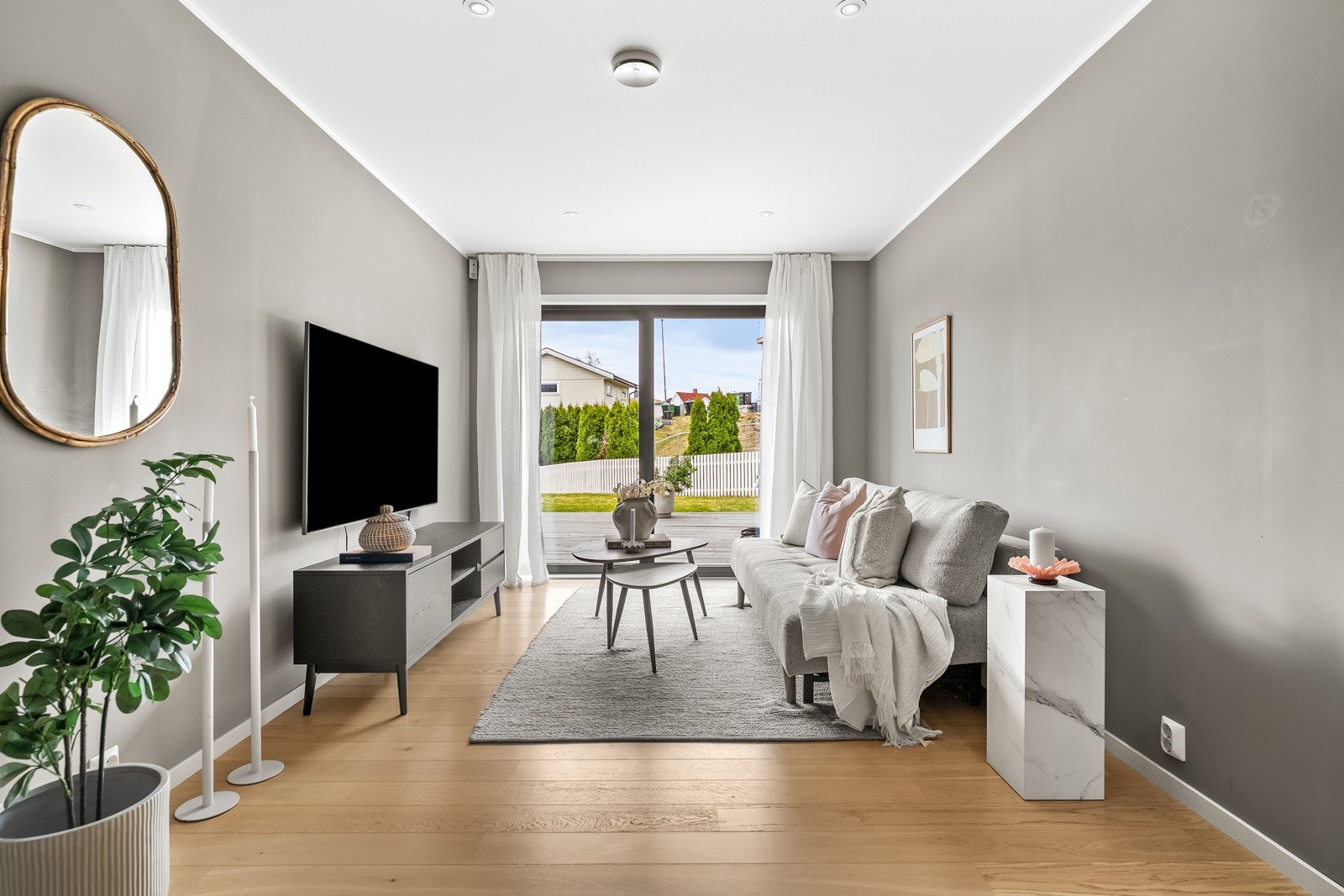 Lys og innbydende stue med god takhøyde og downlights, godt egnet som ekstra oppholdsrom. Galleribilde