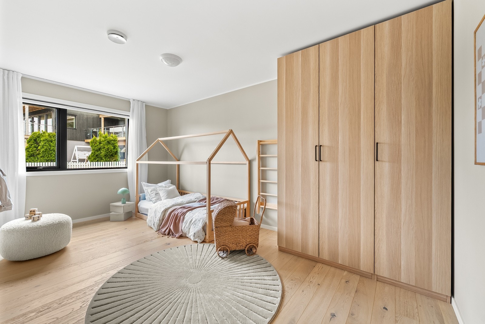 Barnevennlig soverom med god plass til seng, lek og oppbevaring. Galleribilde