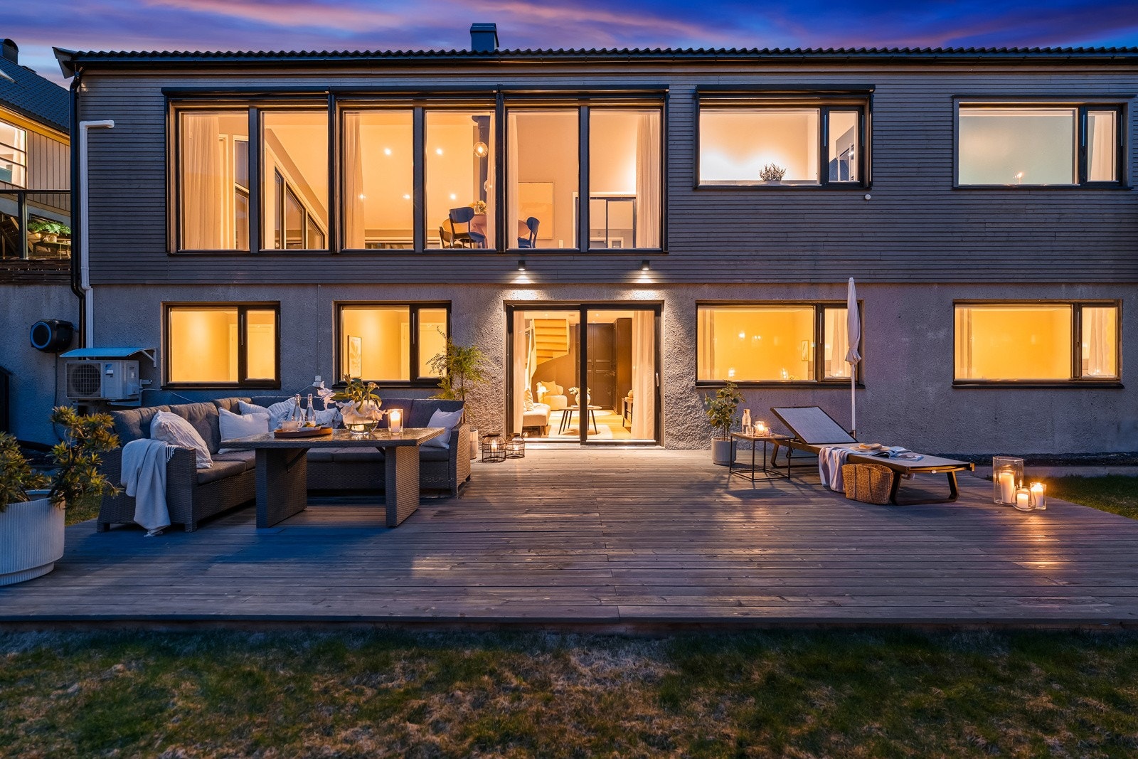 På baksiden av boligen ligger terrassen med utgang fra stuen i underetasjen, hvor det er god plass til sittegrupper og opphold. Uteområdet gir en fin kombinasjon av avslapning og lek, med direkte tilknytning til hagen. Galleribilde