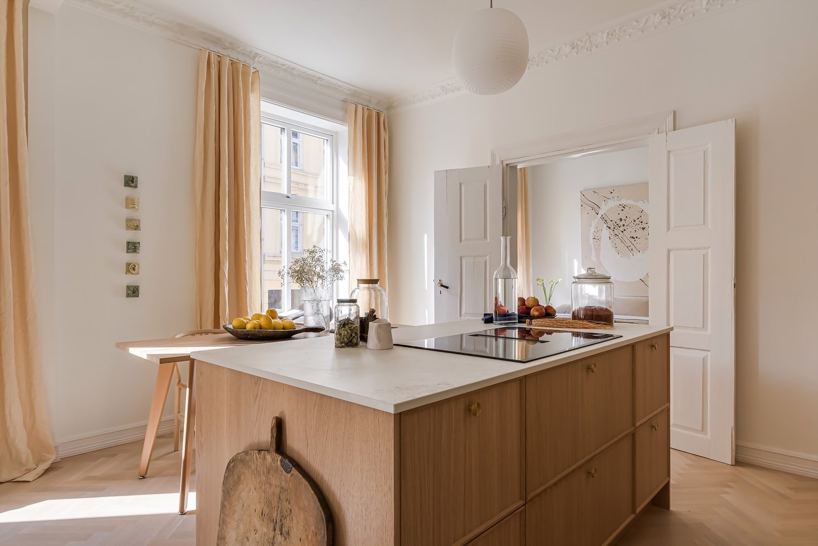 Store klassiske vinduer i boligen som slipper inn rikelig med dagslys. Galleribilde