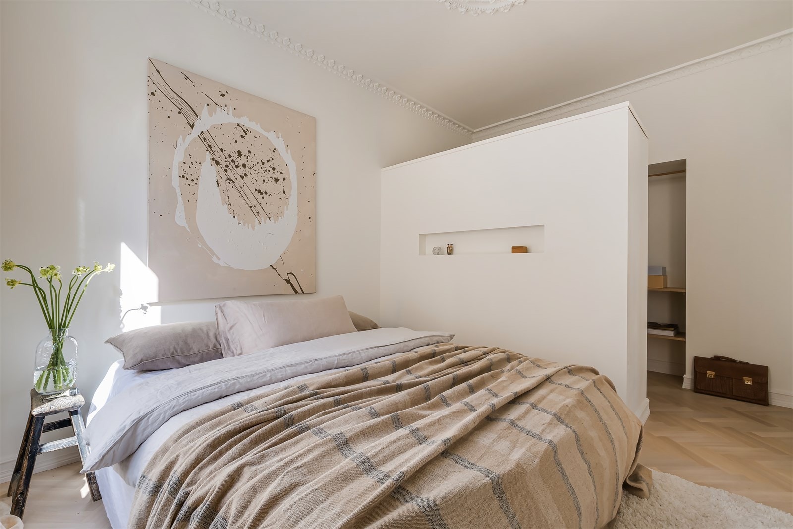 Rommet har plass til dobbeltseng, nattbord og garderobeløsnig. Galleribilde