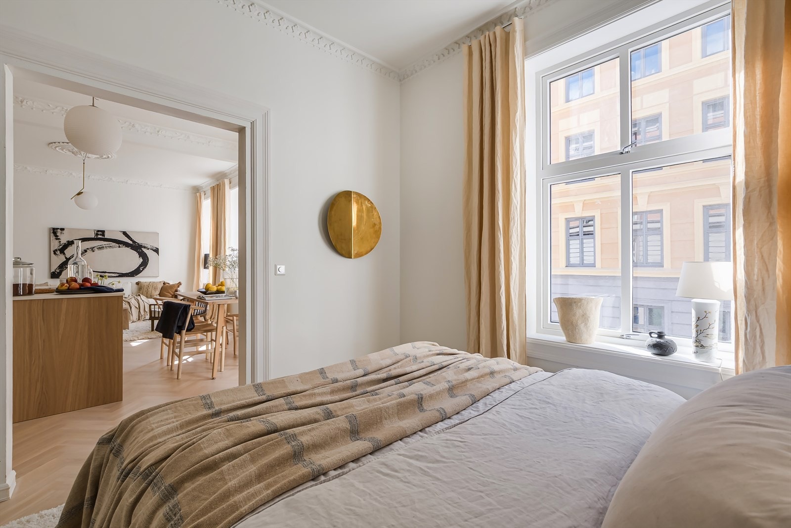 Rommet ligger i tilknytning til stuen og har en god størrelse, med store vindusflater som gir en lys, luftig og samtidig lun atmosfære. Galleribilde