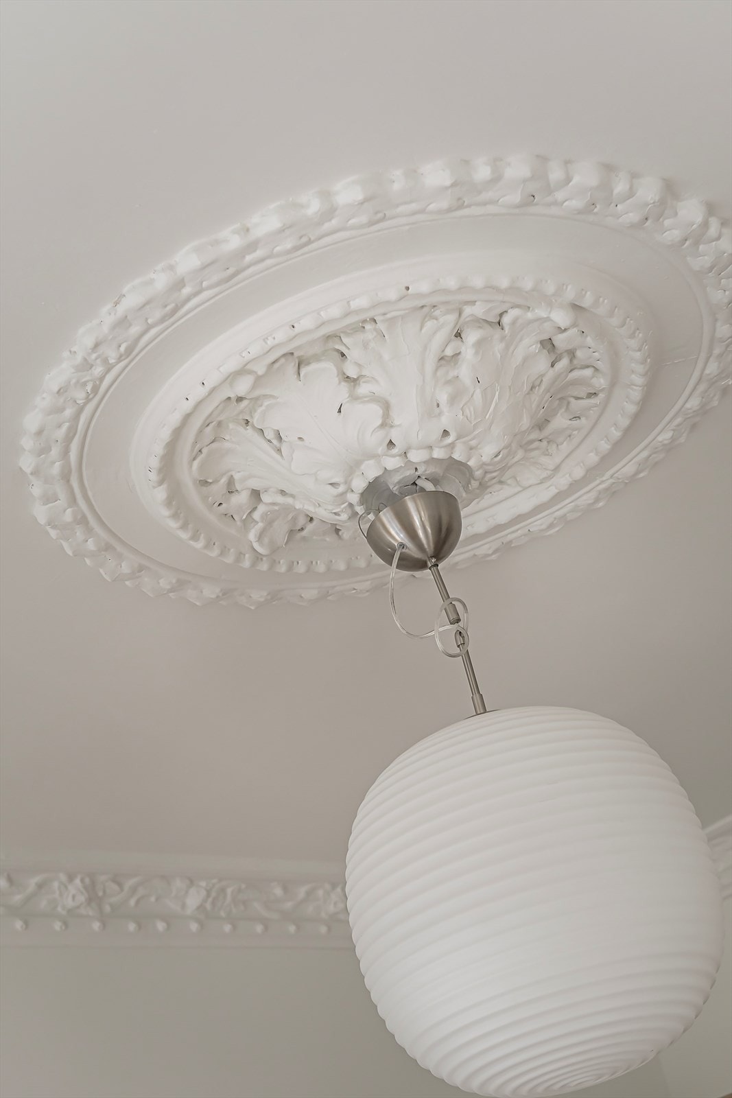 Leiligheten har flotte klassiske detaljer som rosett, stukkatur og god takhøyde. Galleribilde