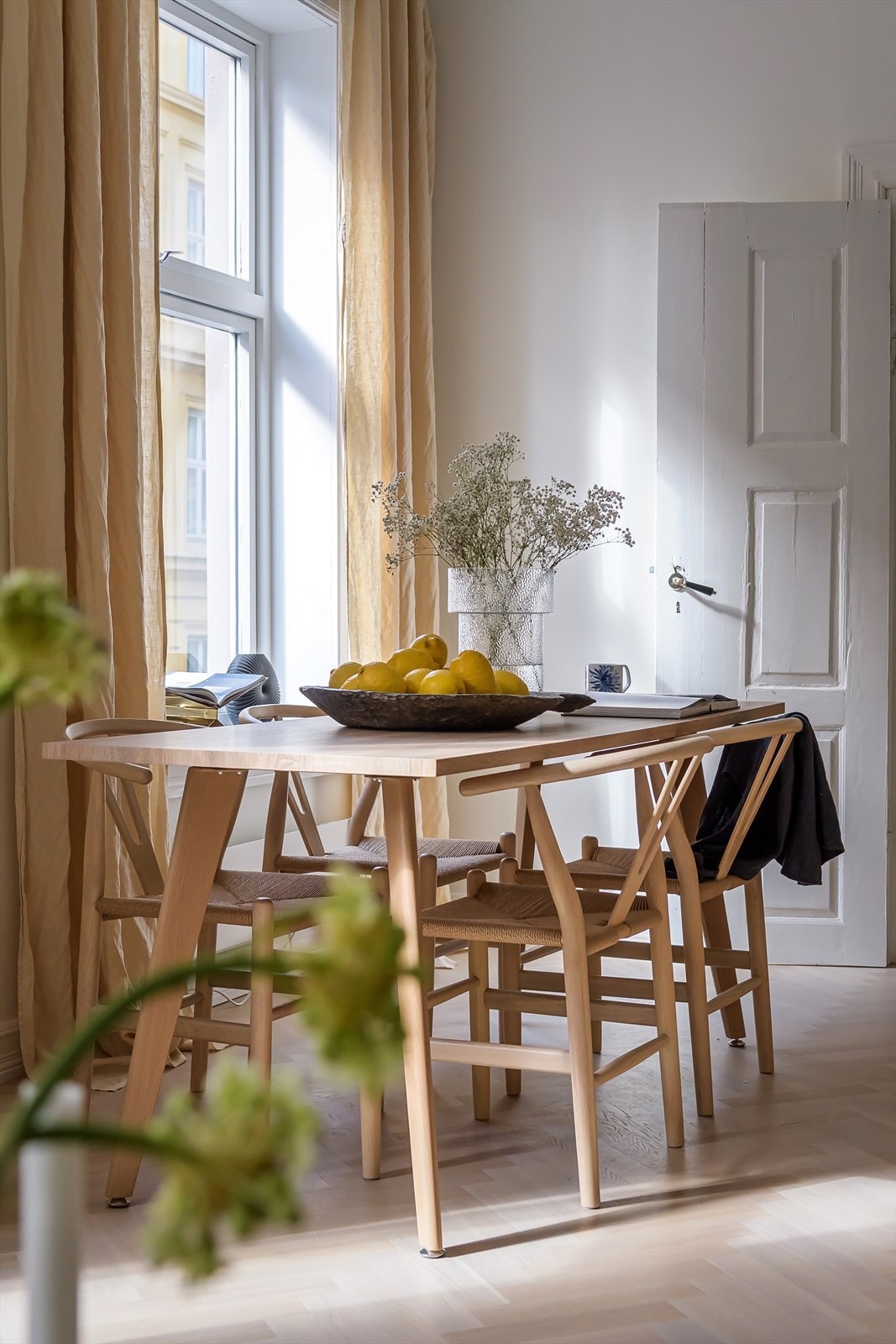 Det er god plass til romslig spisebord i stuen. Galleribilde