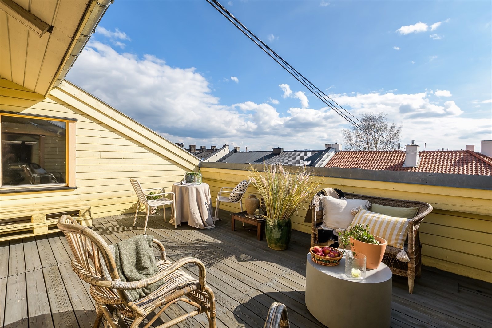 Sameiet har en flott felles takterrasse med hyggelige sittegrupper. Galleribilde
