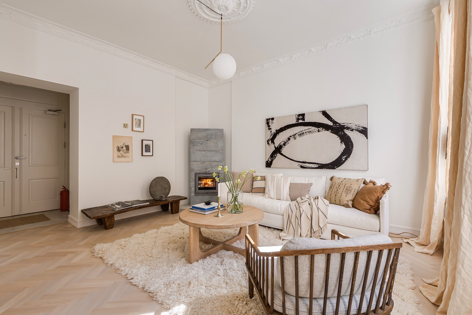 Stuen oppleves lys og luftig med god plass til sofagruppe, spisebord og annet ønsket møblement. Galleribilde