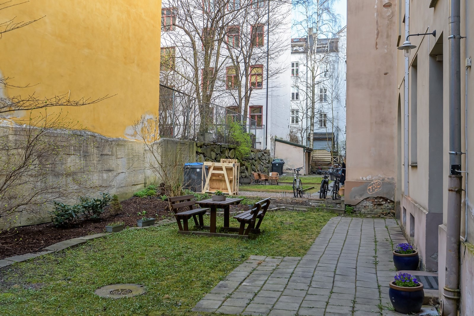 Felles bakgård med sittegrupper. Galleribilde