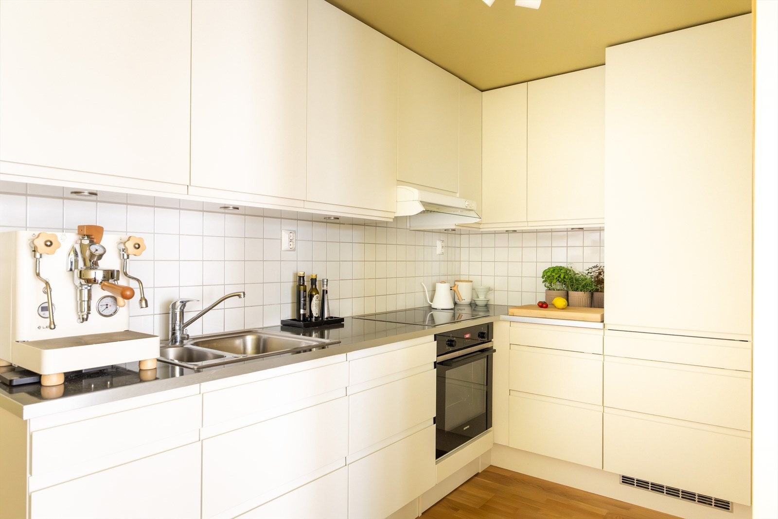 Videre er kjøkkenet utstyrt med integrerte hvitevarer, herunder kjøl/fryseskap, oppvaskmaskin og stekeovn. Galleribilde