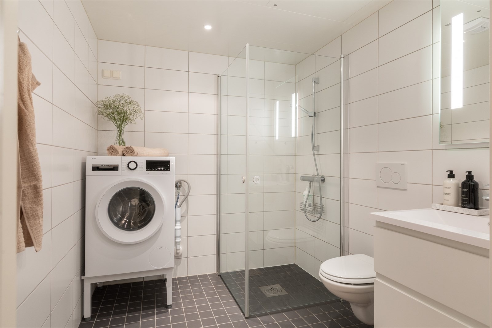Moderne og romslig baderom med innfelt downlights i himling og elektrisk gulvvarme. Galleribilde
