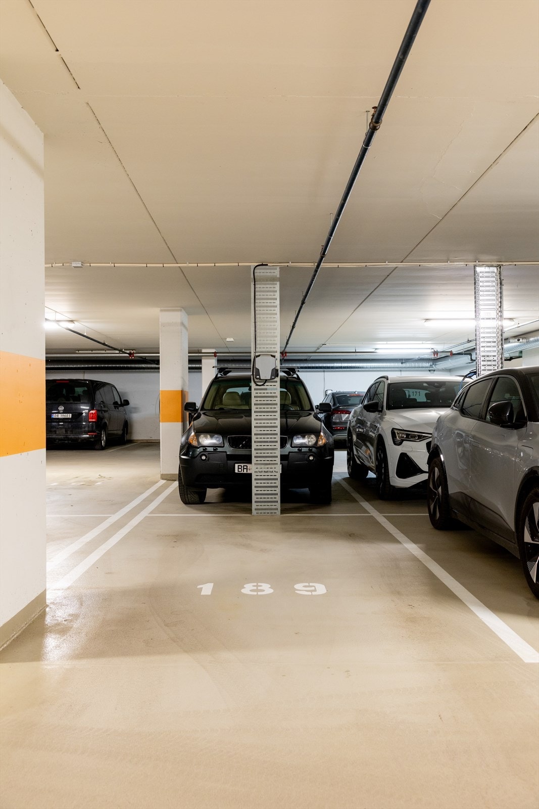 Det medfølger en garasjeplass i et lukket garasjeanlegg i Lillohøyden garasjesameie og det er heisadkomst fra leiligheten til garasjeanlegget. Galleribilde