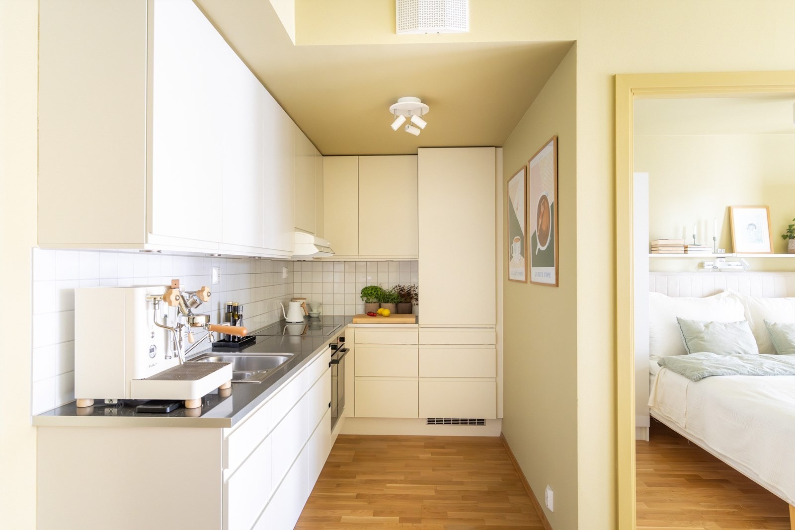 Stilrent kjøkken fra HTH bestående av slette fronter og benkeplate av laminat med nedfelt oppvaskkum. Galleribilde
