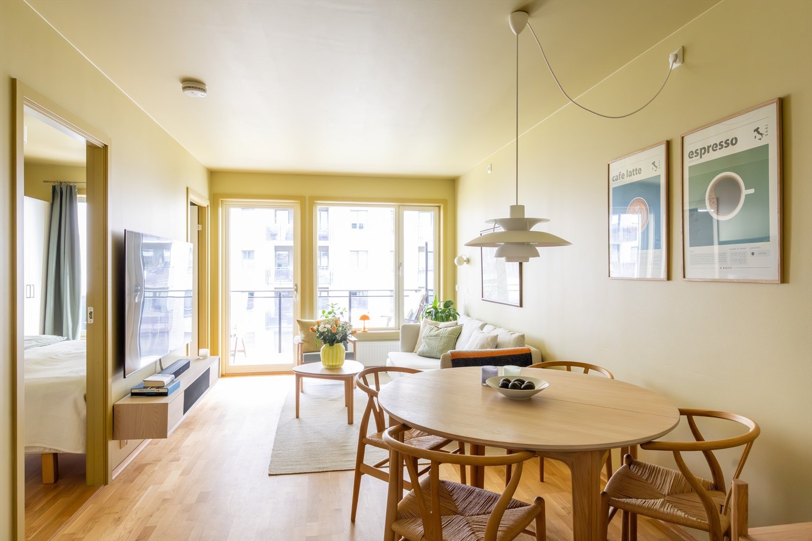 Leiligheten holder en gjennomgående god standard med lysmalte overflater og parkett på gulv. Galleribilde