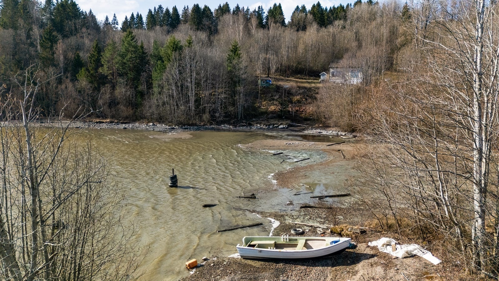 Med egen strandlinje ligger alt til rette for båtliv, bading og rekreasjon rett fra egen tomt. Galleribilde