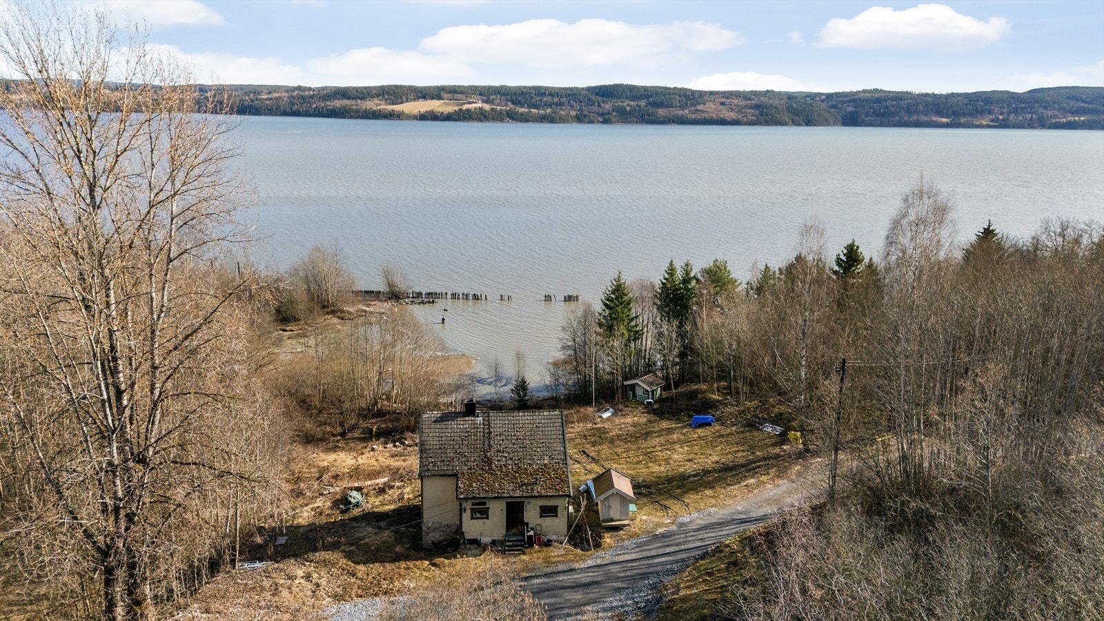 Eiendommen har en markant plassering helt nede ved vannkanten, et ideelt utgangspunkt for et liv med naturen som nærmeste nabo. Galleribilde
