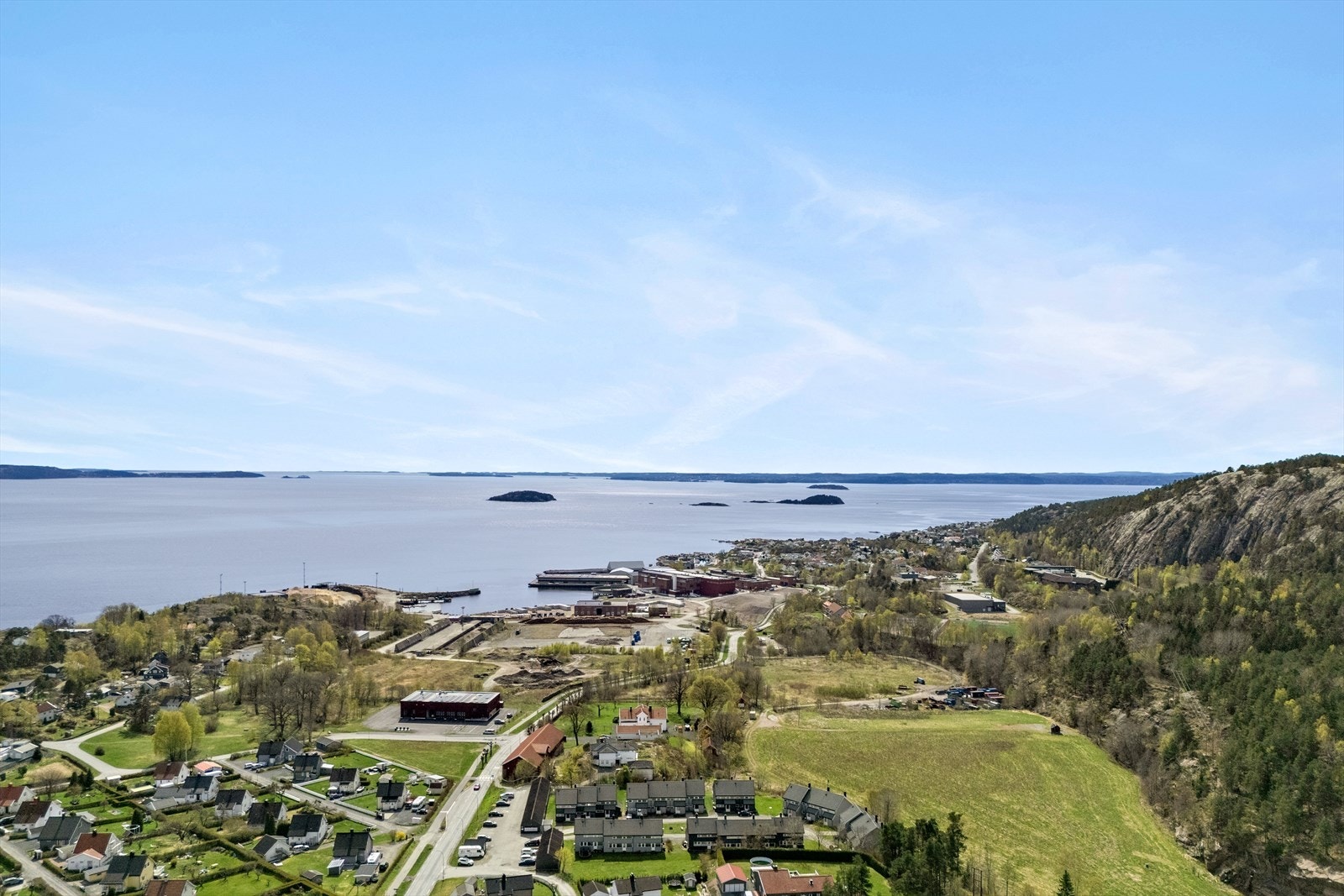 Eiendommen har nærhet til sjø, småbåtmiljø og kystnære turområder Galleribilde