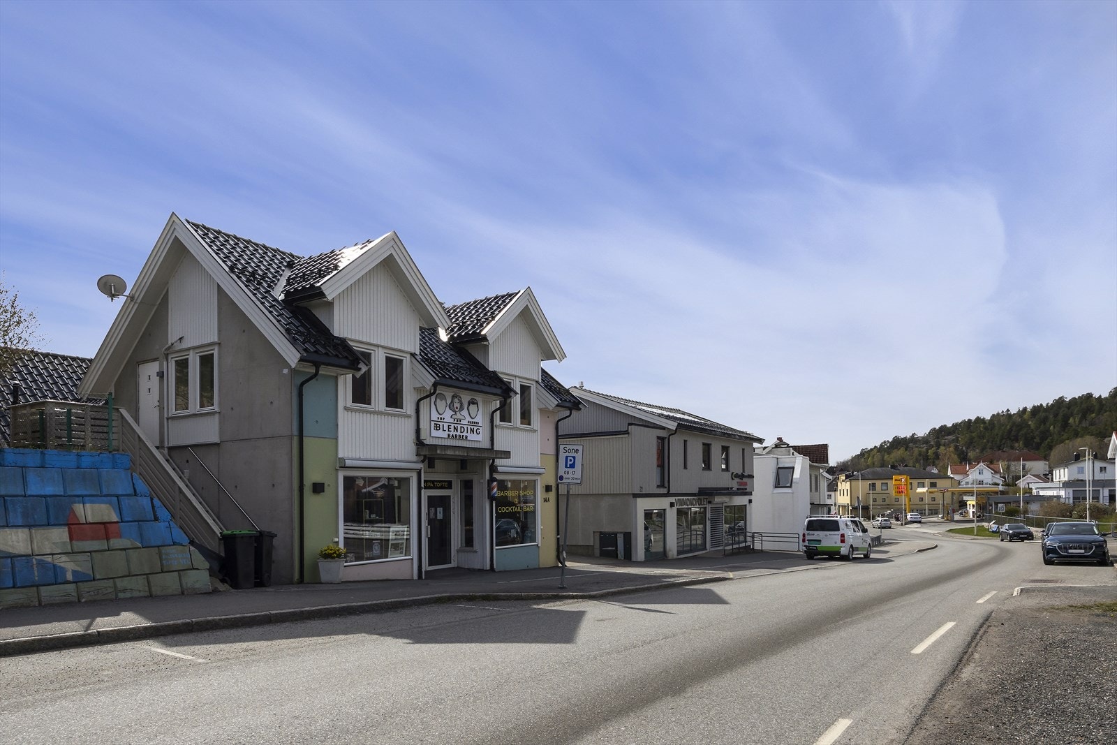 Tofte har et lokalt sentrumsmiljø med butikker og øvrige servicetilbud Galleribilde