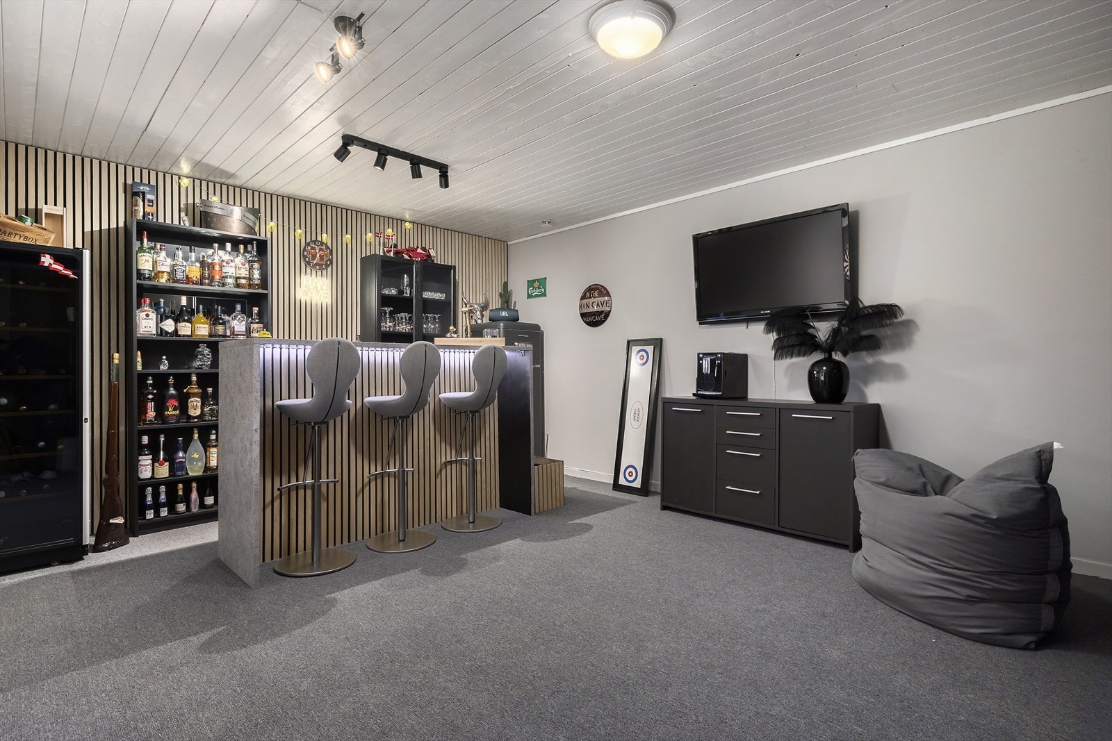 Rom i kjeller godkjent som bod. Innredet av selger. Galleribilde