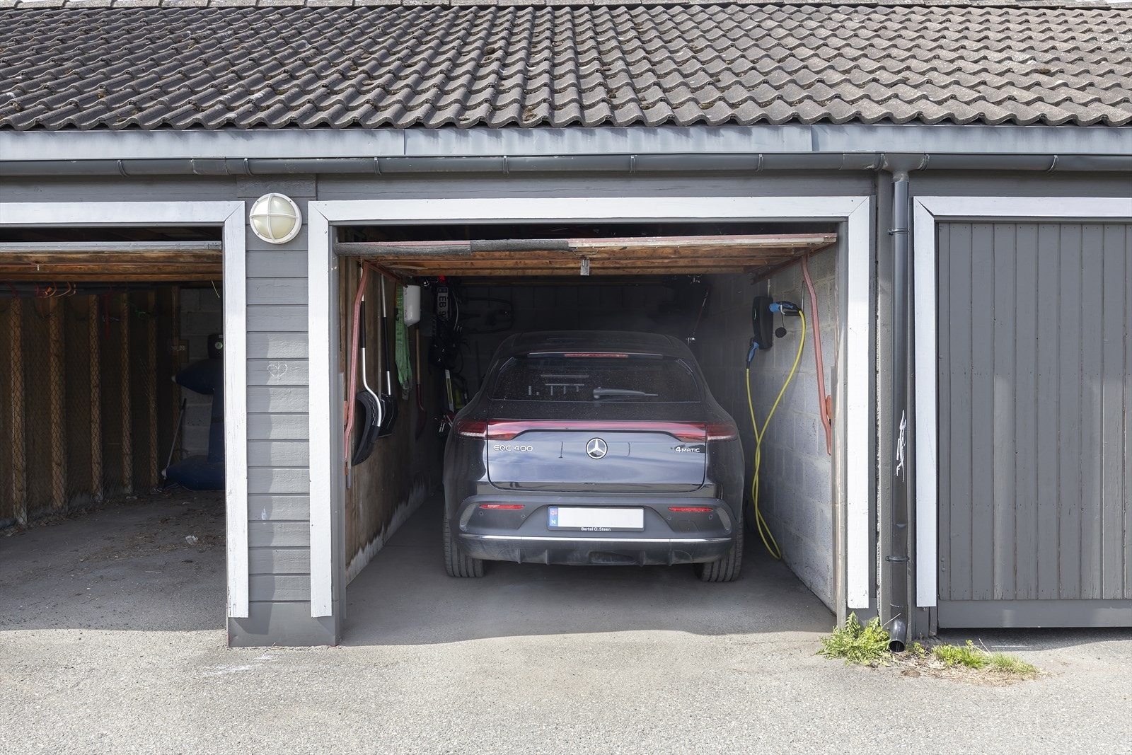 Garasjerom med plass til bil og port mot adkomstareal. Montert el-billader Galleribilde