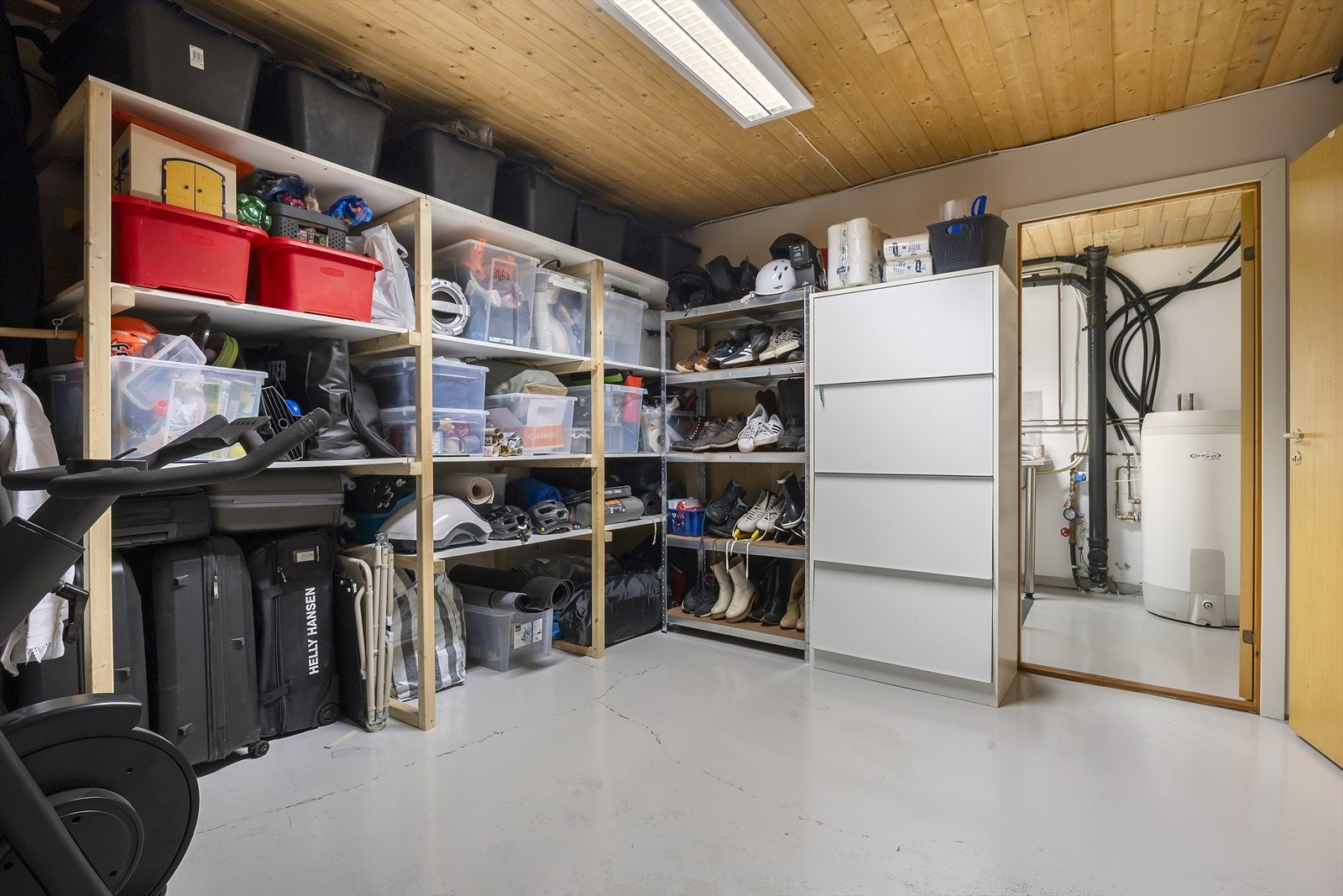 Bodareal med hyller og gode oppbevaringsmuligheter Galleribilde