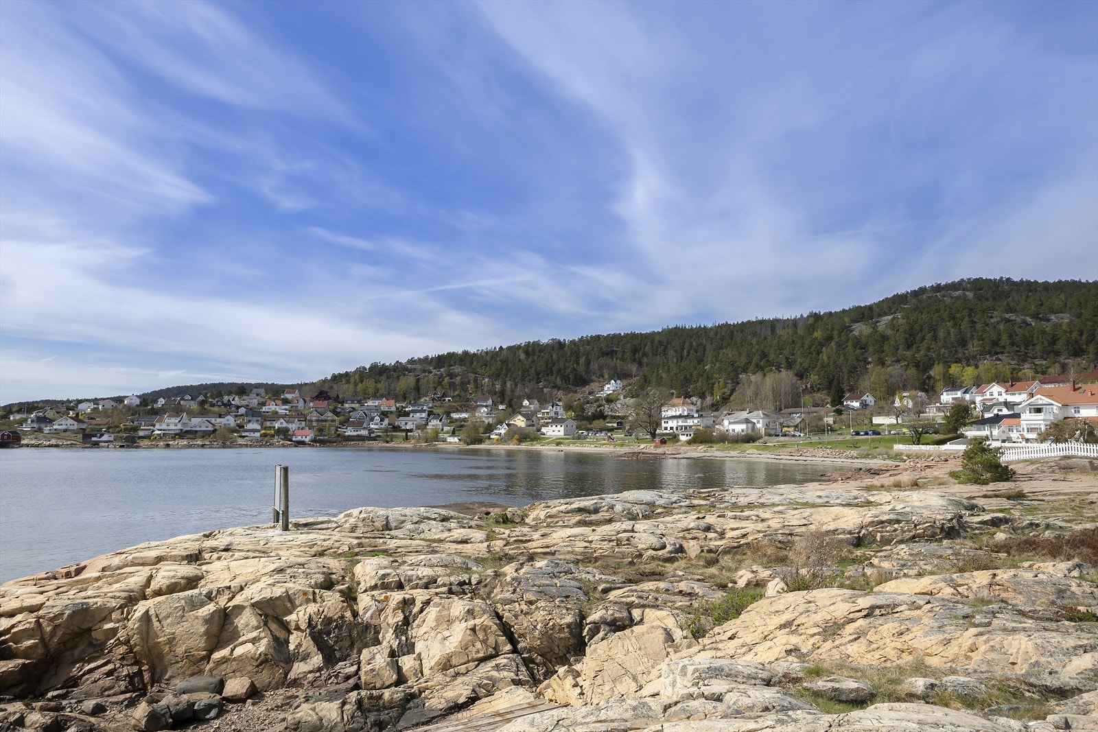 Nærområdet byr på sjø, svaberg og åpne kystlandskap Galleribilde