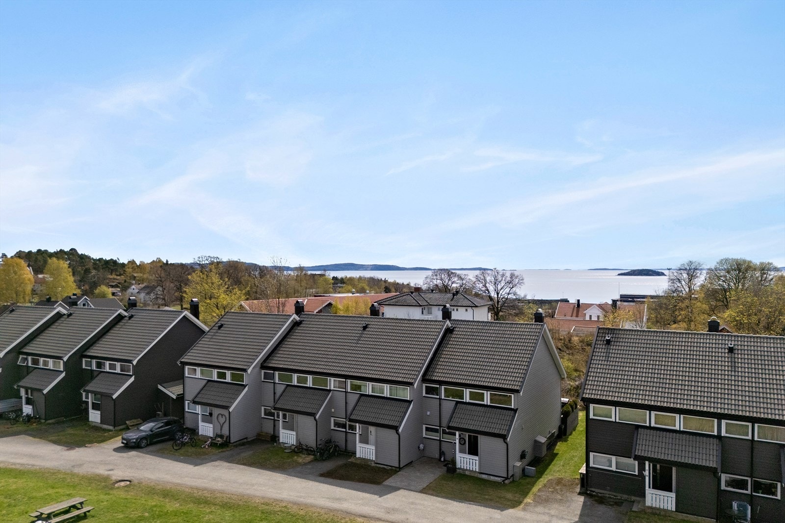 Flere gode turmuligheter som oppmerket turstier i skogen, toppturer og kyststien Galleribilde