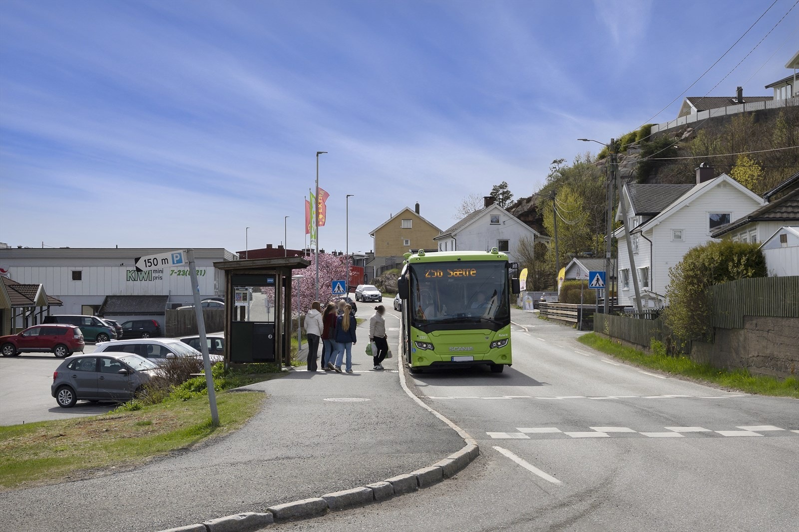 Fra boligen er det enkel tilgang til lokale servicetilbud og daglige gjøremål i Tofte sentrum Galleribilde