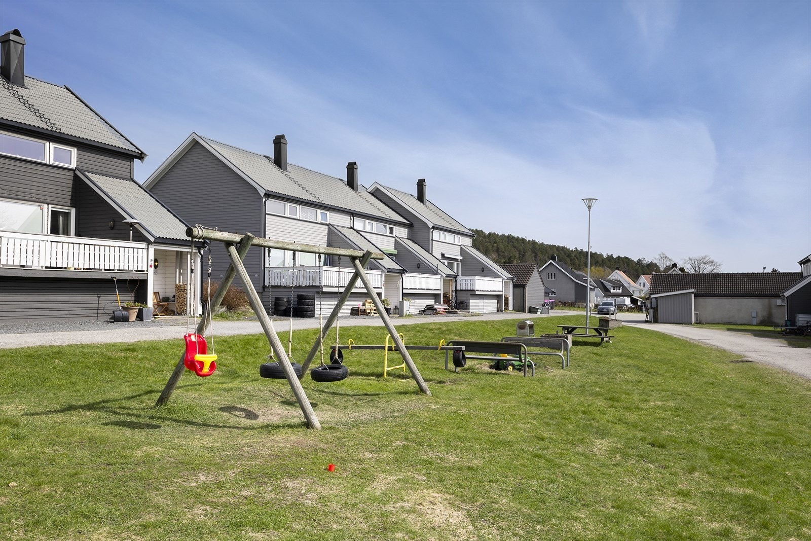 Felles uteområde med lekeapparat og plenareal i sameiet, det finnes også en stor gressplen på sameits område som egner seg godt for ballspill for de minste Galleribilde