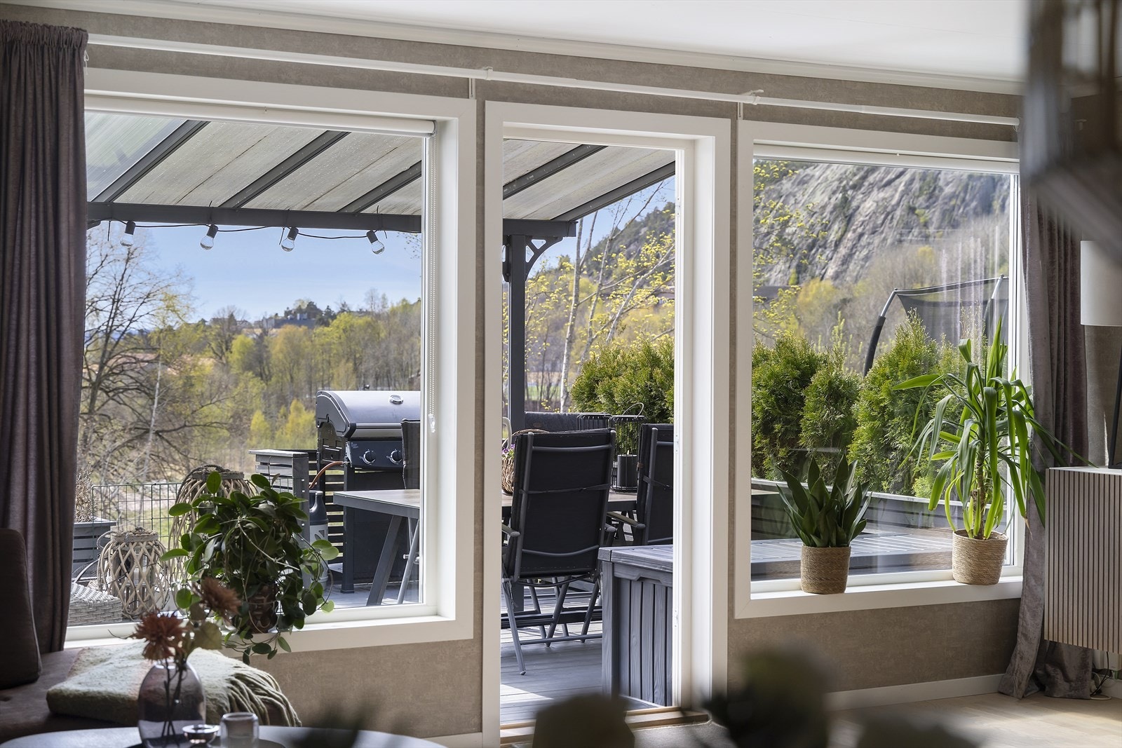 Vindusparti mot terrasse og uteplass Galleribilde
