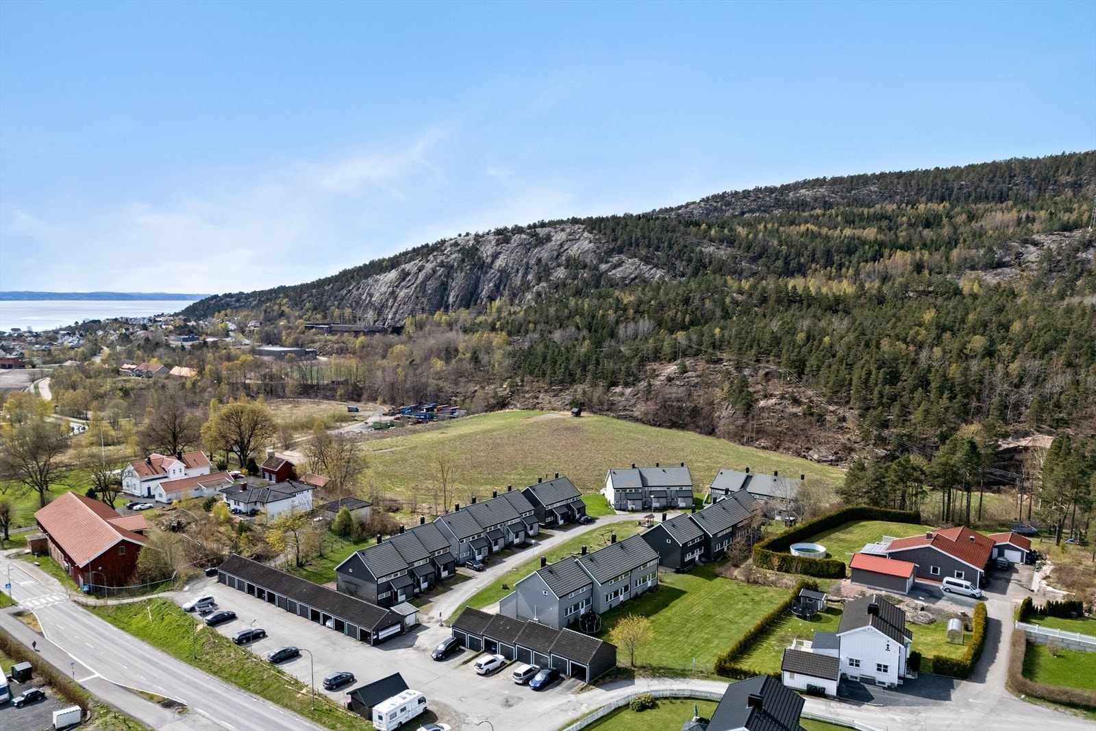 Boligområdet med omkringliggende natur og åser Galleribilde