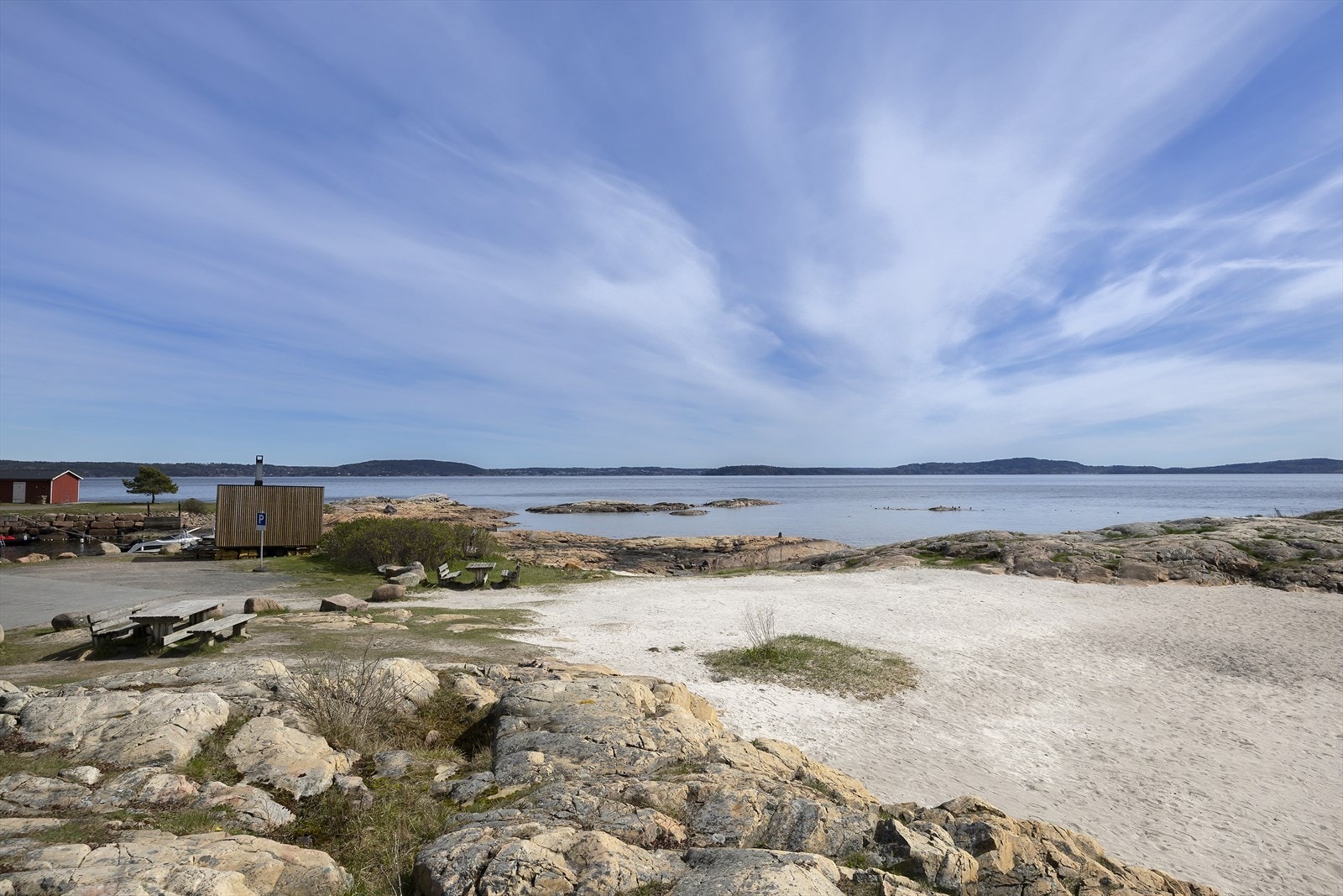 Kystnære turområder og svaberg ligger tilgjengelig i nærområdet Galleribilde
