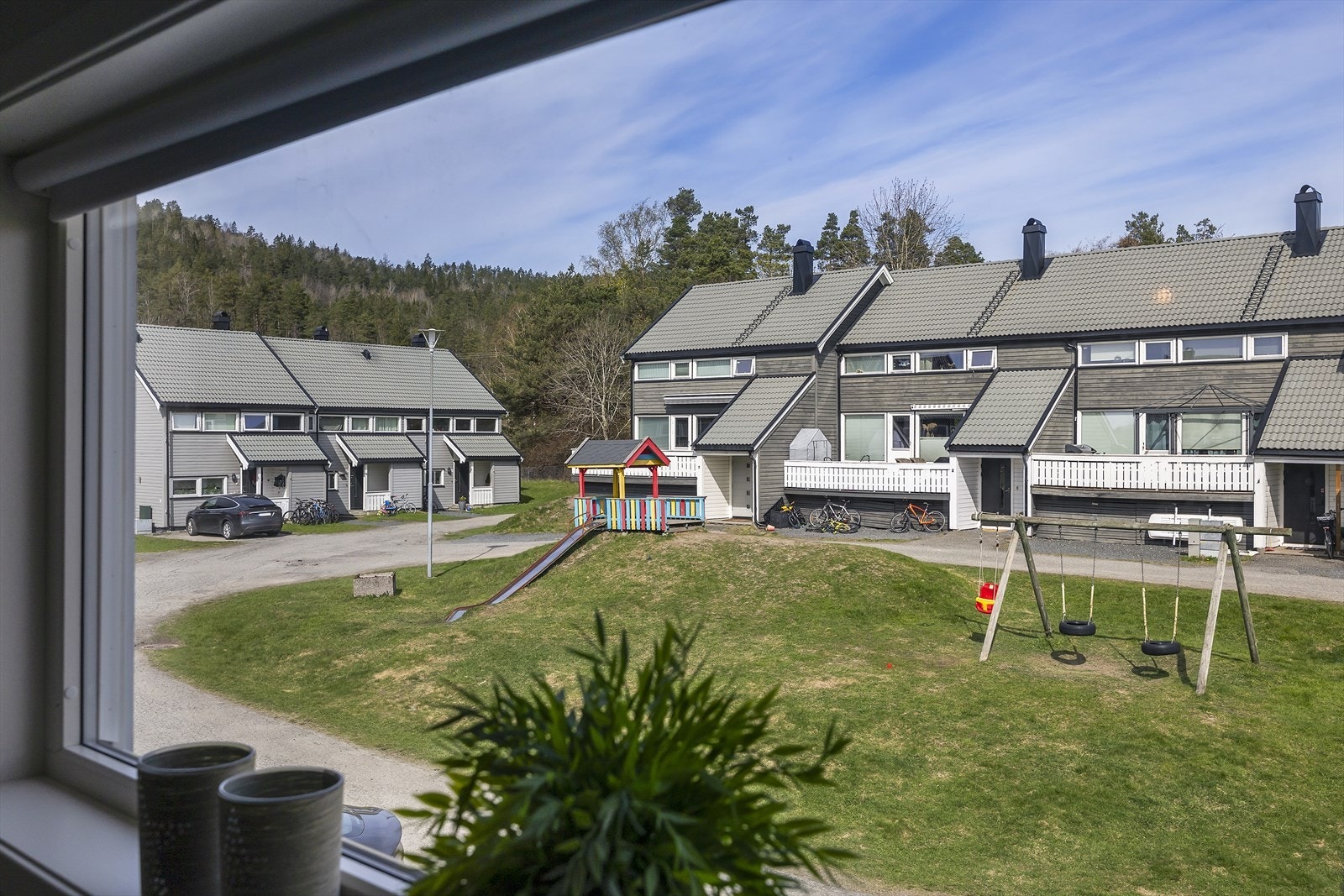 Utsyn mot felles uteområde og rekkehusbebyggelsen Galleribilde