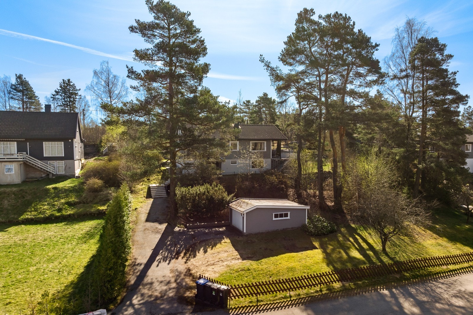 Boligen er fordelt over to plan og det er også garasje på tomten Galleribilde