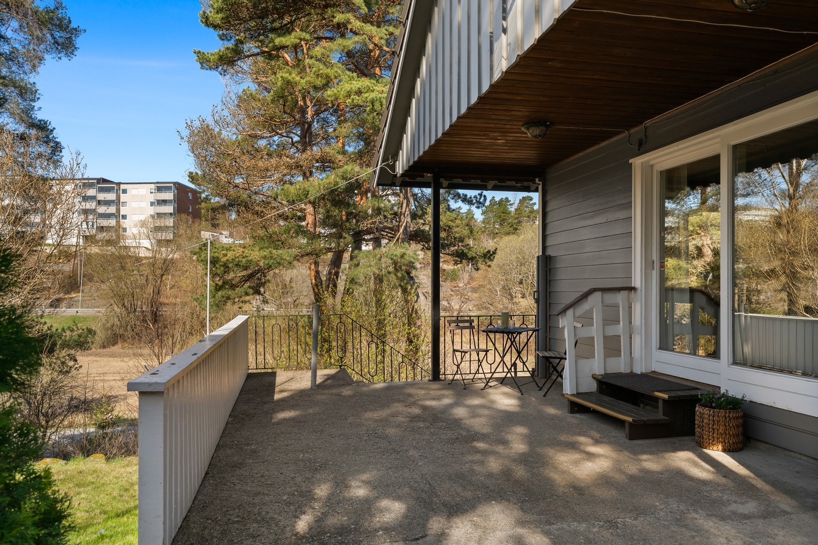 Balkongen er i betongkonstruksjon og har god plass til en sittegruppe. Galleribilde
