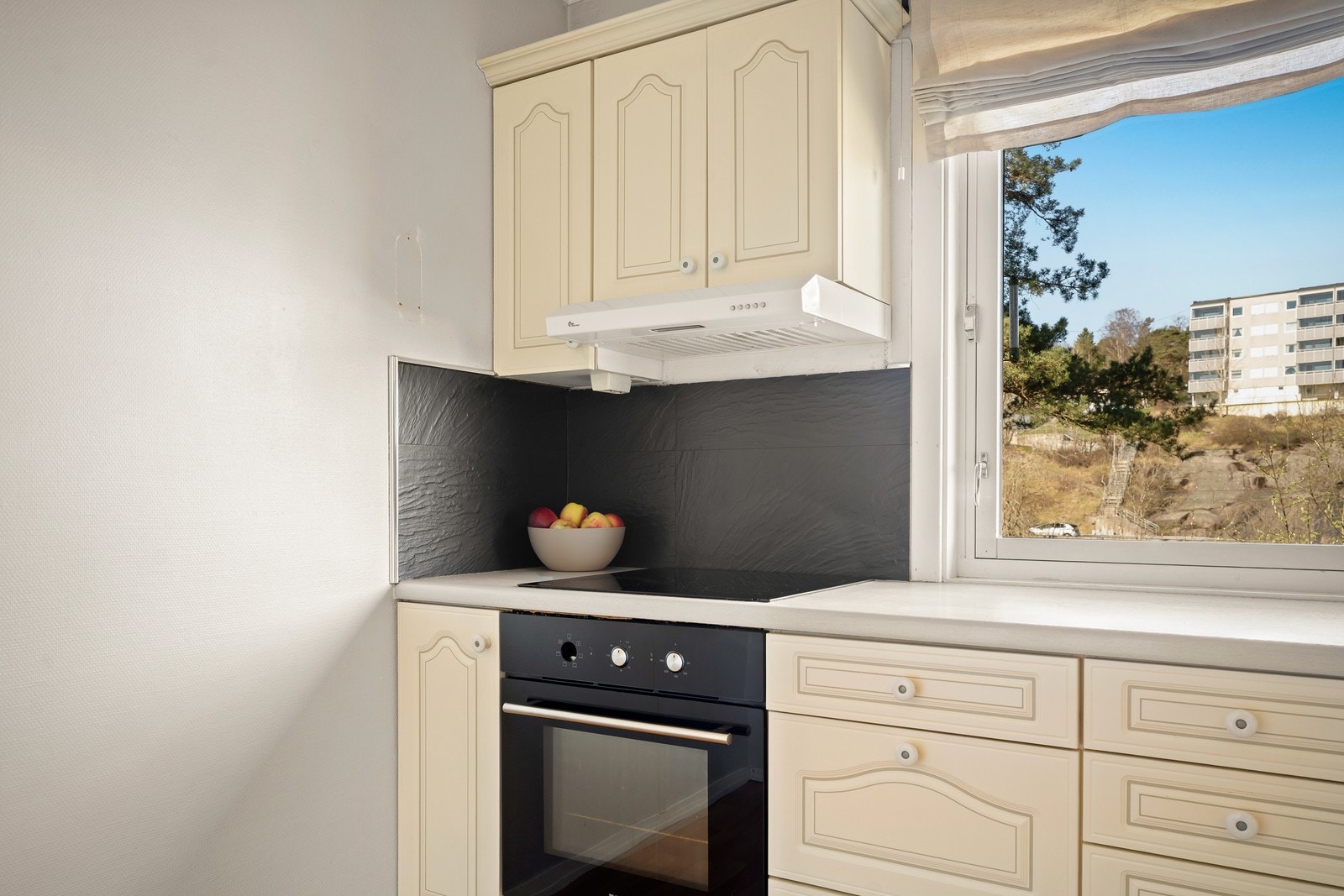 Kokesonen er utstyrt med en moderne induksjonstopp og ventilator med avtrekk ut. Galleribilde