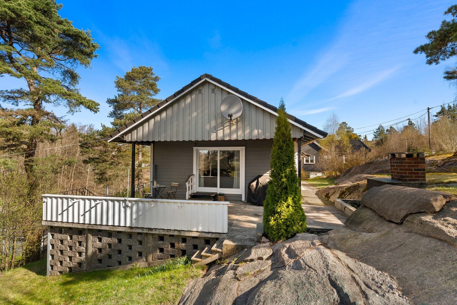 Den store, delvis overbygde balkongen på 33 m² utvider stuen og gir et lunt og solrikt uterom store deler av året. Galleribilde