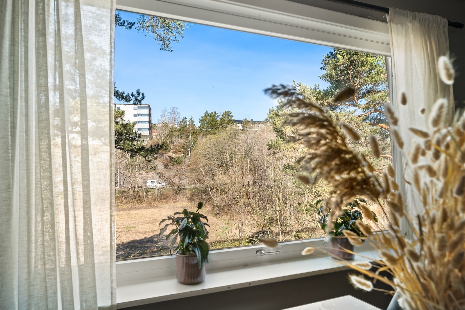 Store vindusflater slipper inn rikelig med dagslys i stuen. Galleribilde
