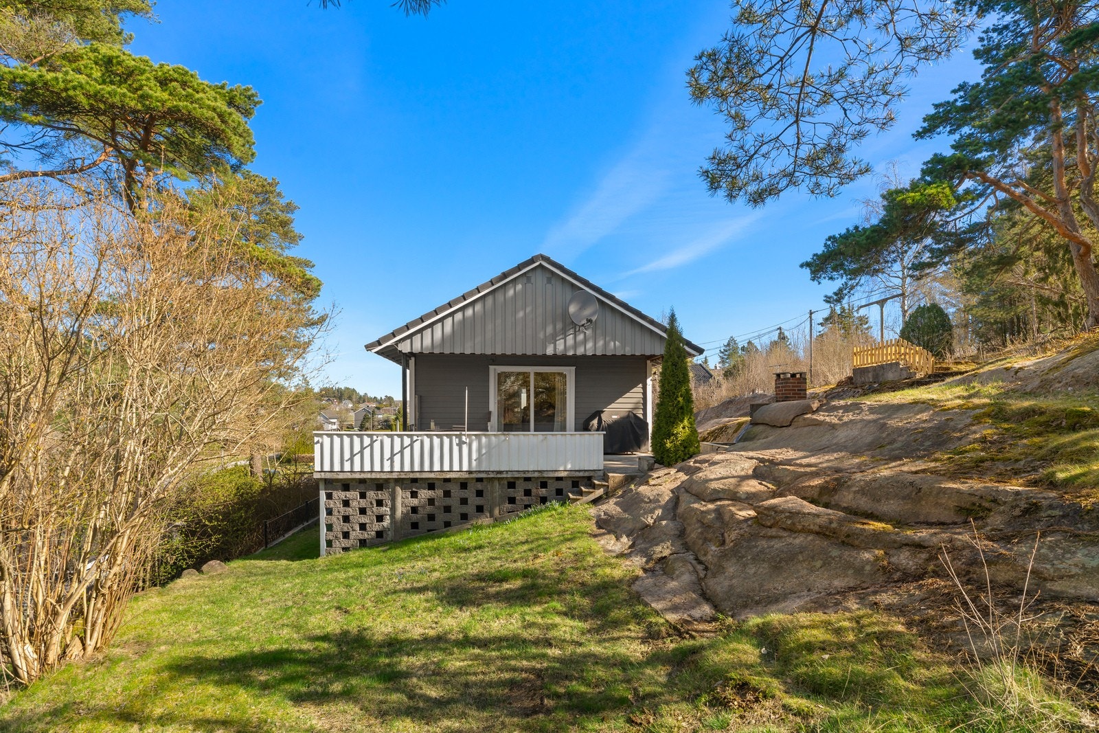 Tomten er lett utnyttbar og pent opparbeidet med en kombinasjon av naturtomt og plen. Galleribilde