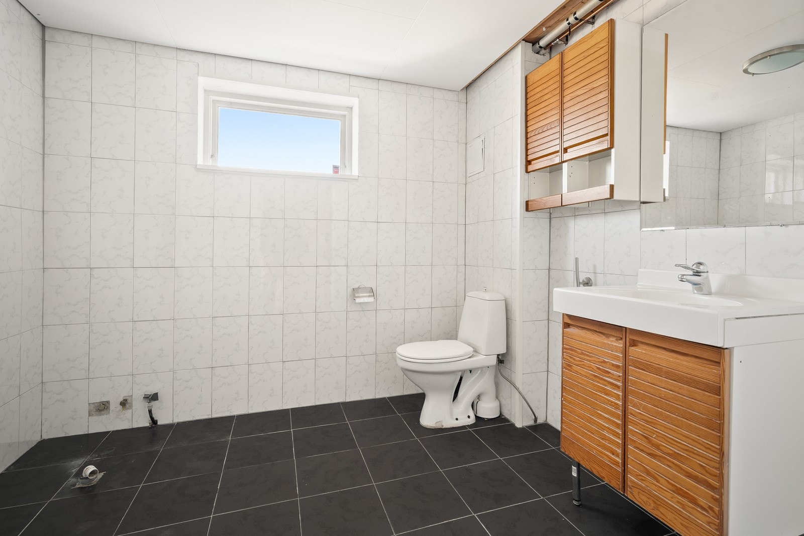Badet i underetasjen har fliser på gulv og vegger (se pkt. ferdigattest). Galleribilde