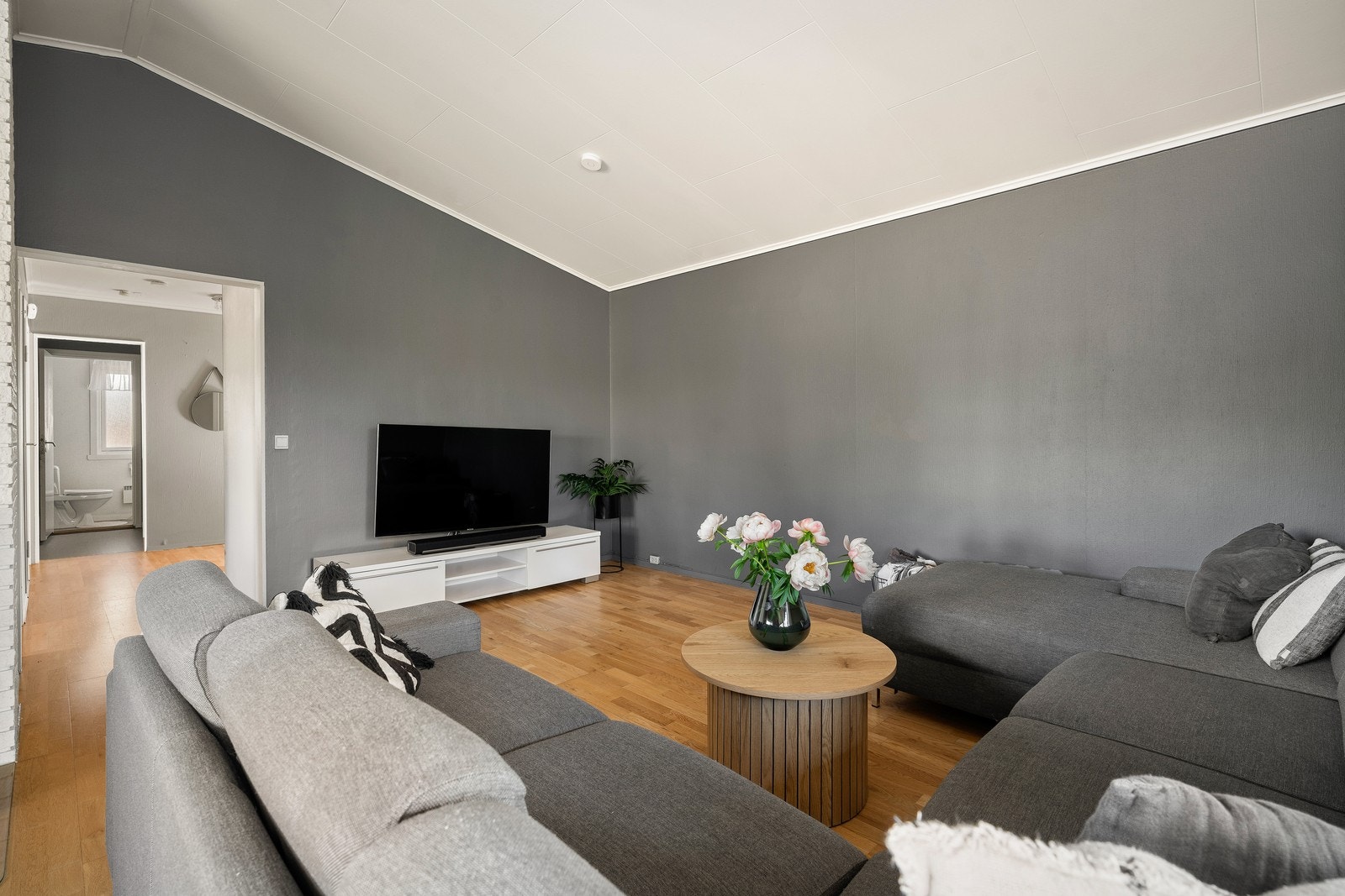 Stuen er enkel å møblere med flere soner for ulike aktiviteter. Galleribilde