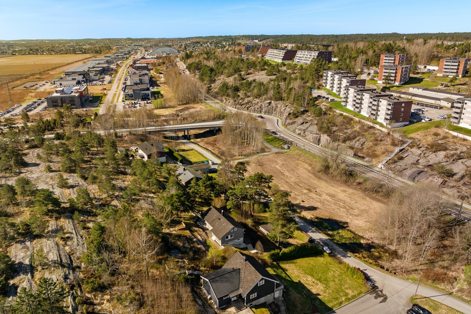 Med bil tar det kun ca. 10-12 minutter til Fredrikstad sentrum, og det er enkel adkomst til E6. Galleribilde