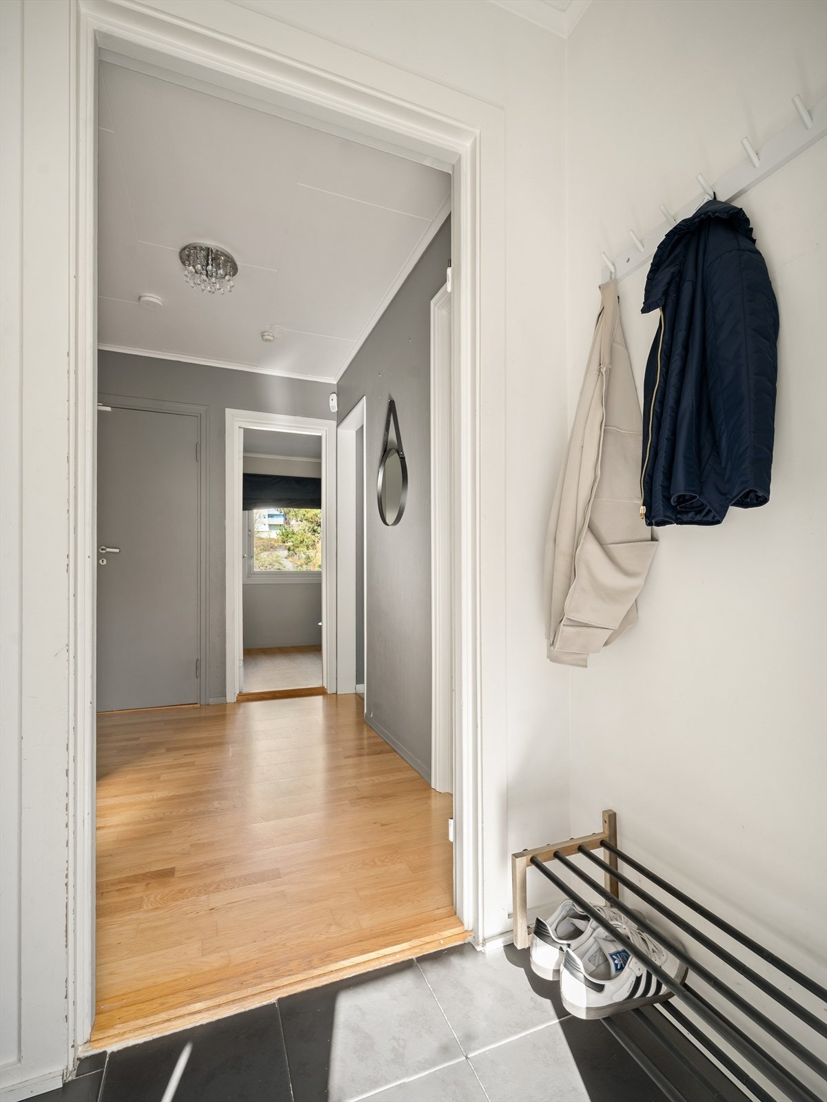 Entréen ønsker deg velkommen inn i boligens hovedetasje. Galleribilde