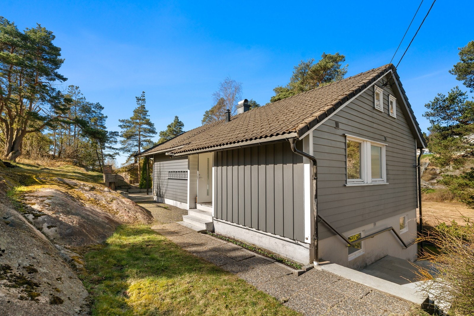 Fasaden har liggende bordkledning, og taket er tekket med betongtakstein. Galleribilde